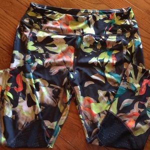 AVIA Gray multi print athletic capris. Preowned. M